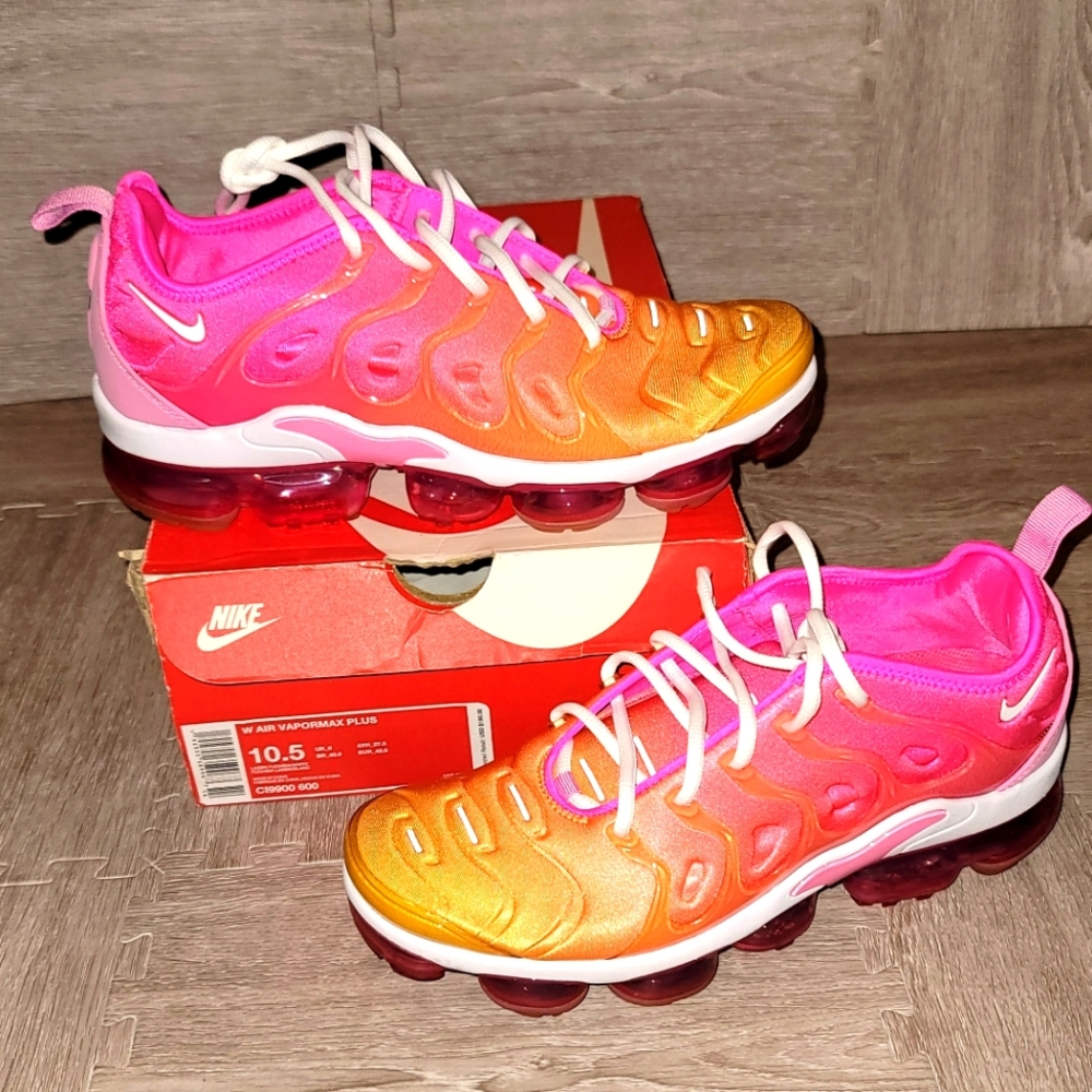 Womens NIKE VAPORMAX PLUS  10.5